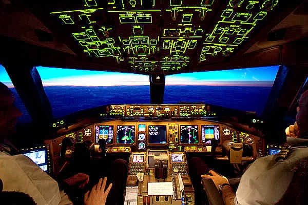 Boeing_777_cockpit_inflight_opt600x400_flikr
