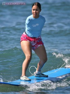 Jessica-Cox-surfing-in-Hawaii
