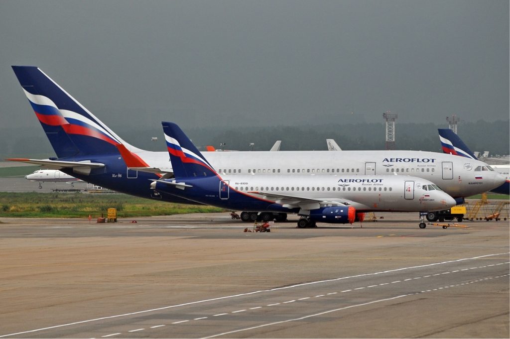 Aeroflot_Sukhoi_SuperJet_and_Ilyushin_Il-96-300_Petrov